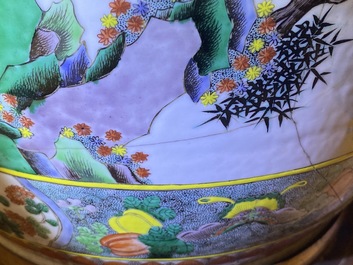 Un grand vase en porcelaine de Chine famille verte &agrave; monture en bronze dor&eacute;, 19&egrave;me